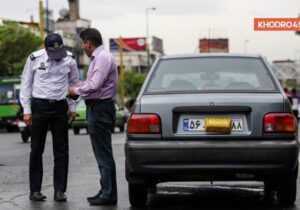 عکس گرفتن از پلاک خودرو هنگام ثبت جریمه توسط مأموران راهور