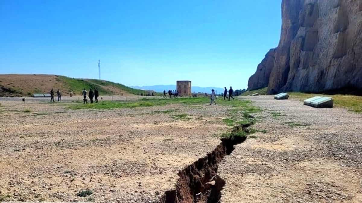 فرونشست‌ زمین در فاصله ۱۰ متری نقش‌رستم